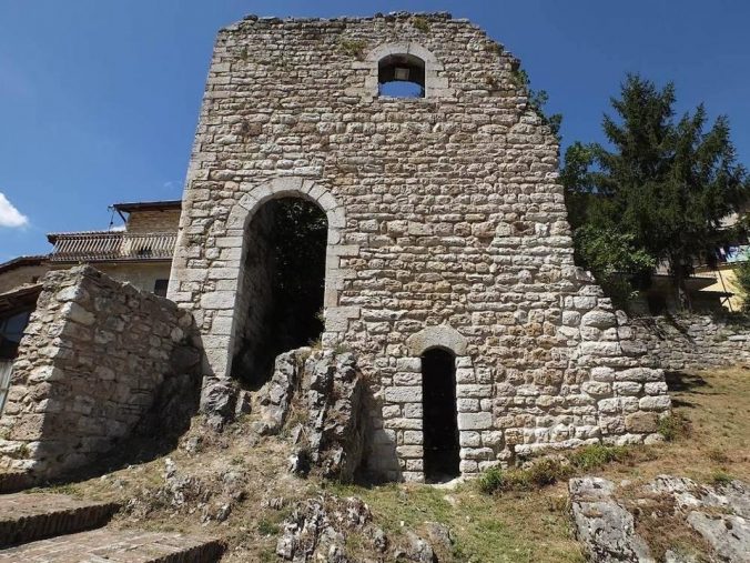 Castelli e torri diruti nell’alto Lazio: a caccia del medioevo a nord di Roma